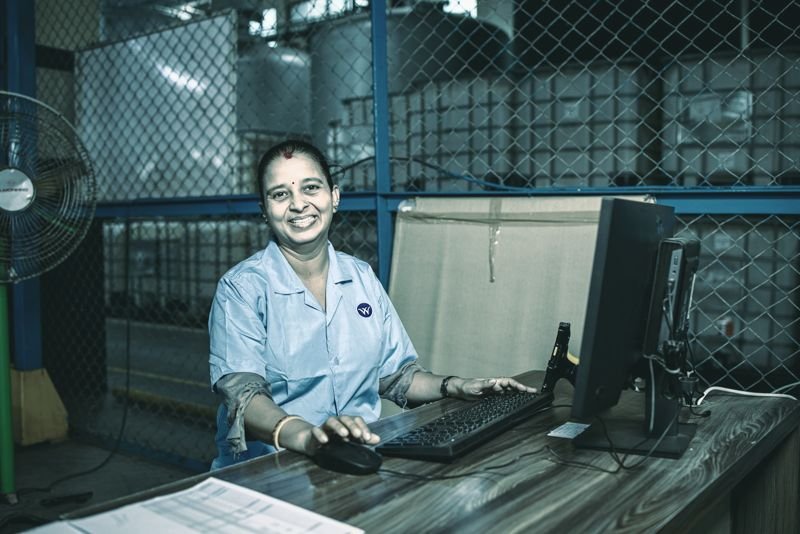 Responsable trabajando en su puesto dentro de una nave