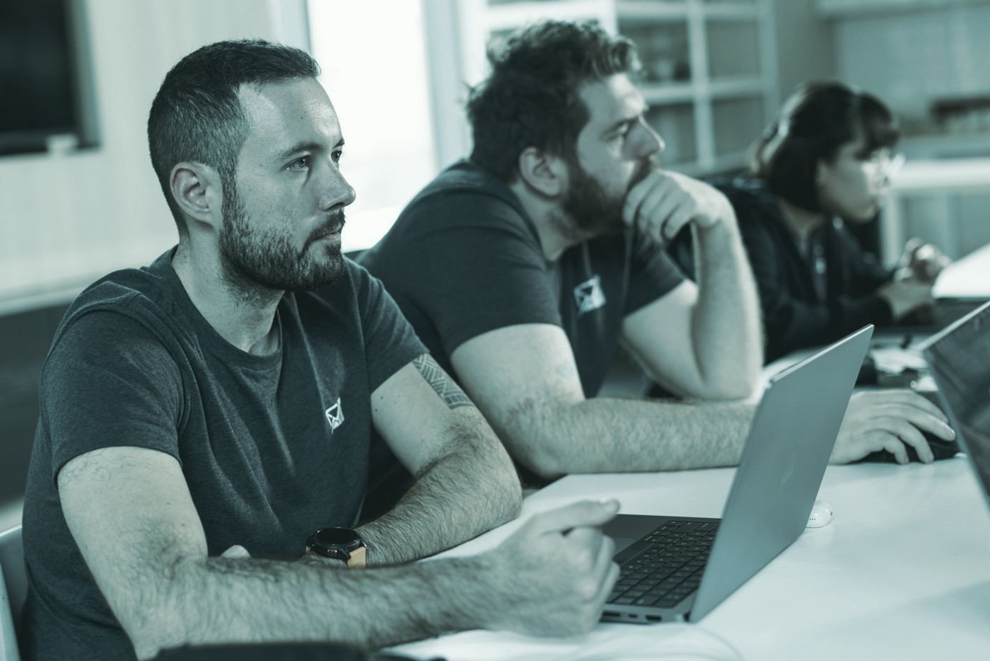 Equipo reunido trabajando con portátiles